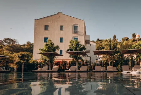 ananea-Tropea-Yachting-Resort-pool-area-und-Swim-Up-Rooms