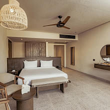 sentido_naga_bay_dbl_superior_room_pool_view_dsc00171.jpg
