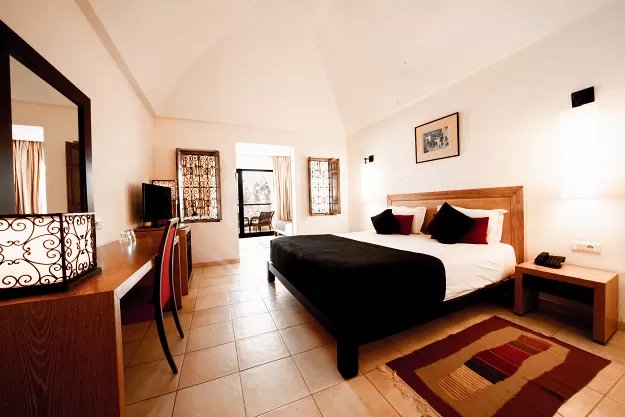 Familienzimmer_mit_Poolblick_und_seitlichem_Meerblick__2120_-01