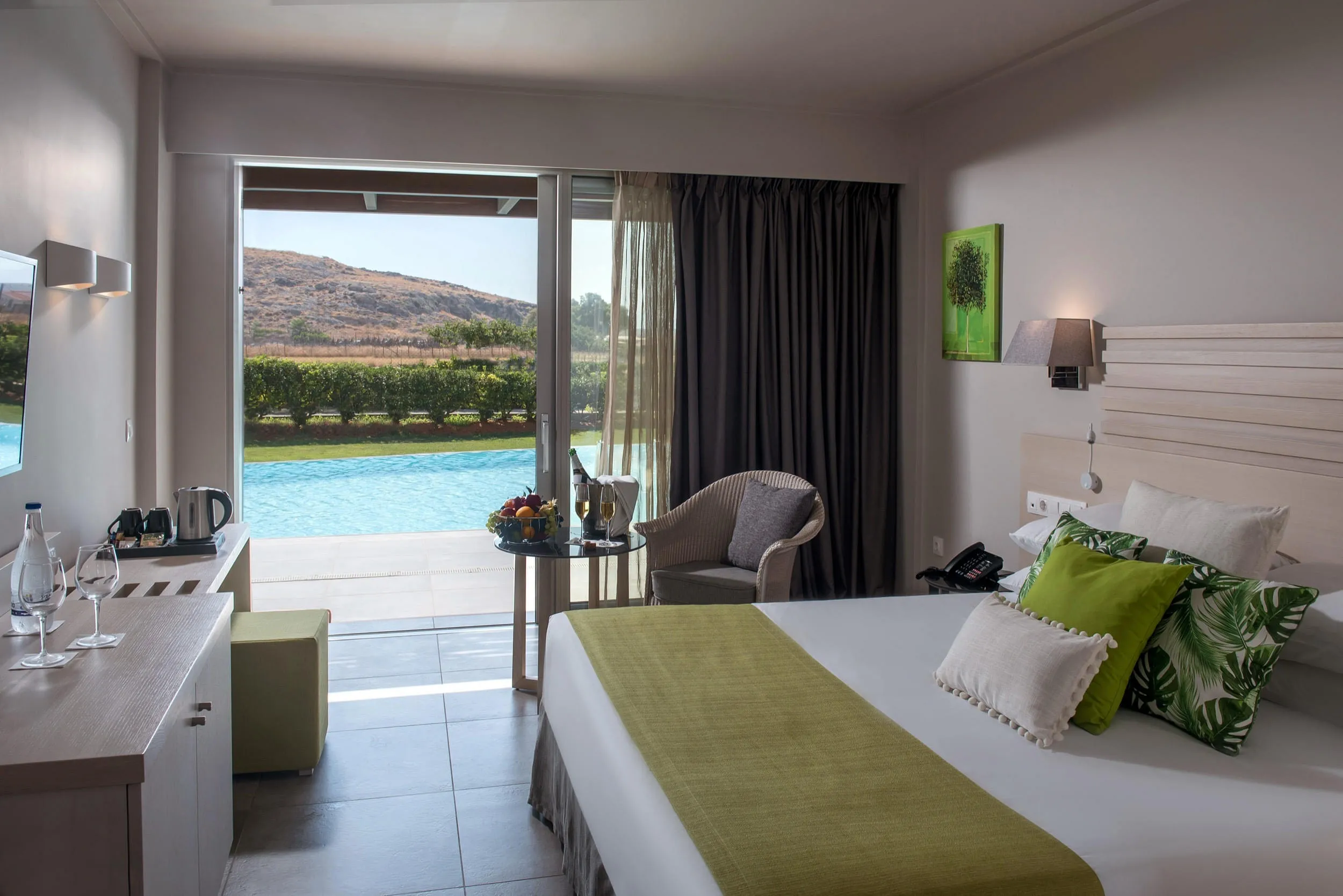 sentido_unique_blue_swim_up_room