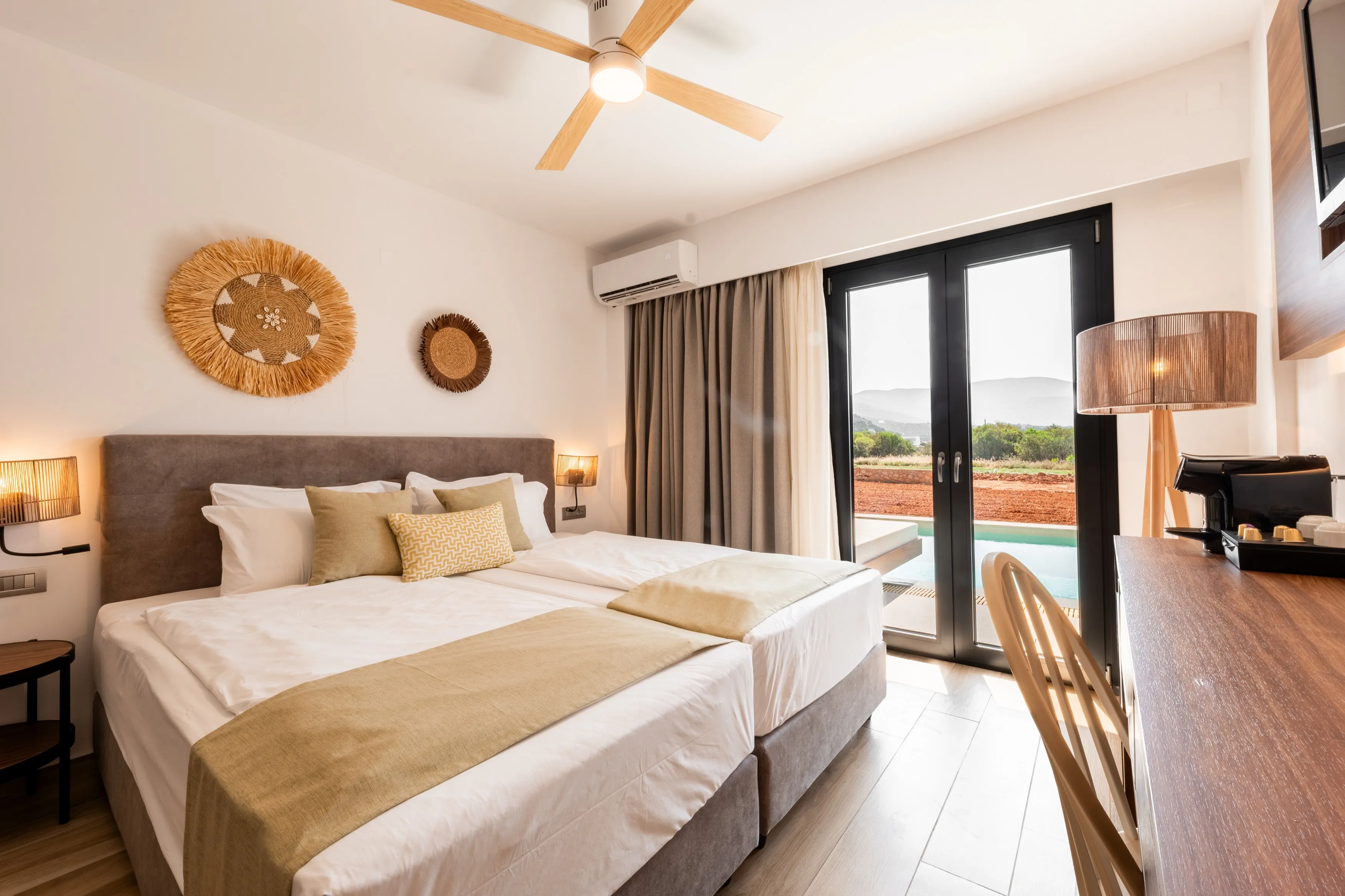 Double_Room_Superior_Swim_Up-03