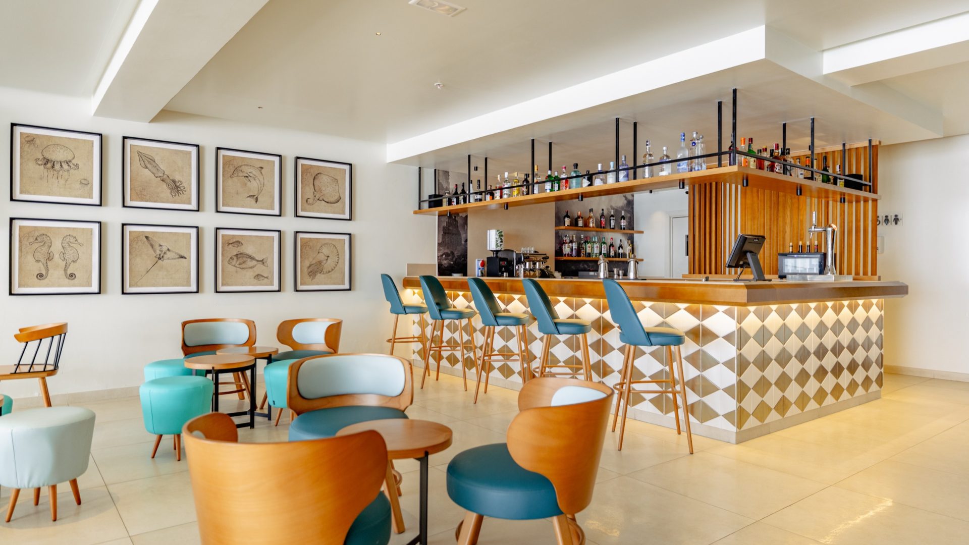 Lanzarote-Puerto-del-Carmen-Sentido-Aequora-Suites-3029-captain-nemo-cocktrail-bar-c10-0A4A2214