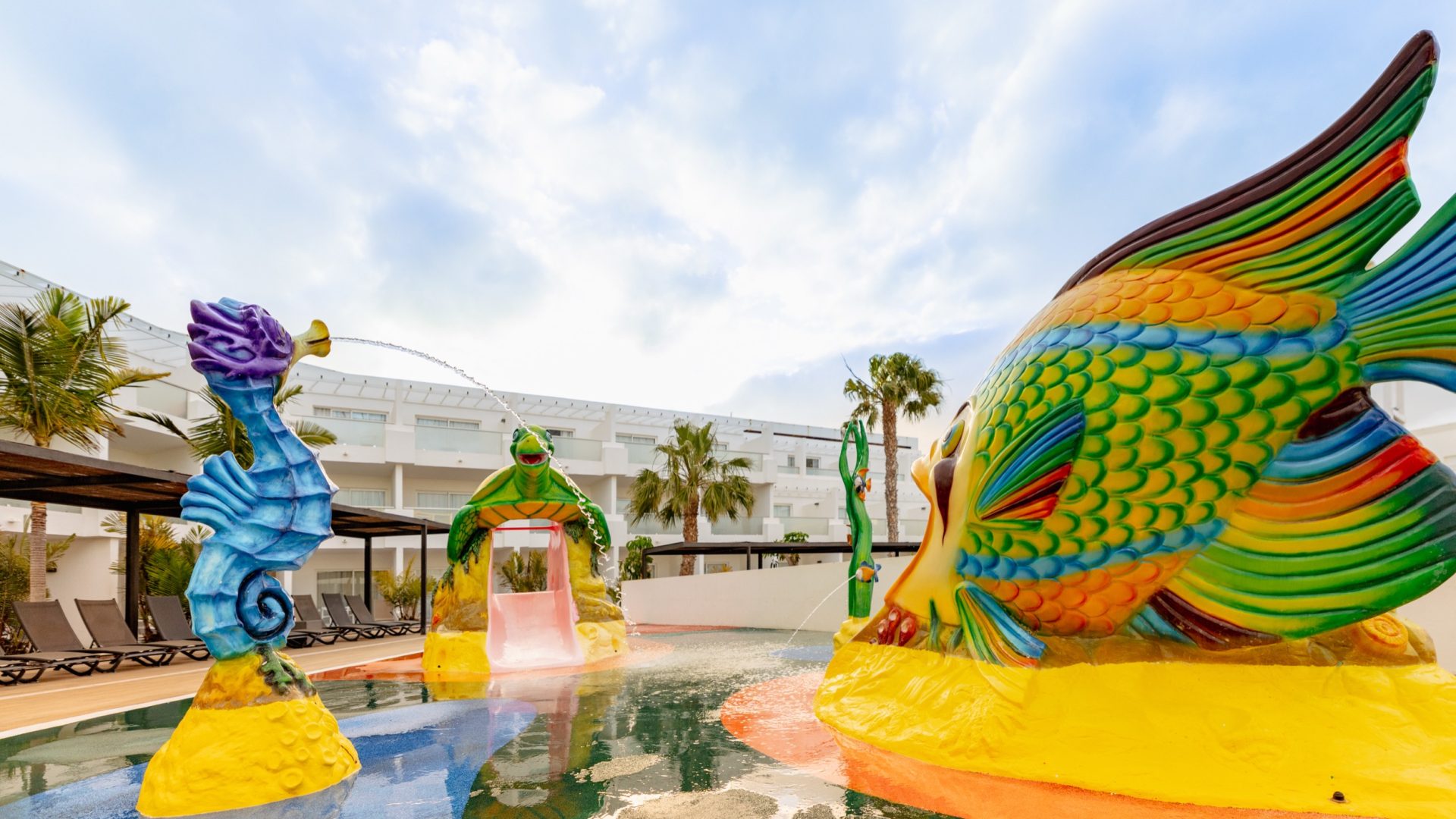 Lanzarote-Puerto-del-Carmen-Sentido-Aequora-Suites-3029-kids-pool-bubbles-c10-0A4A1493