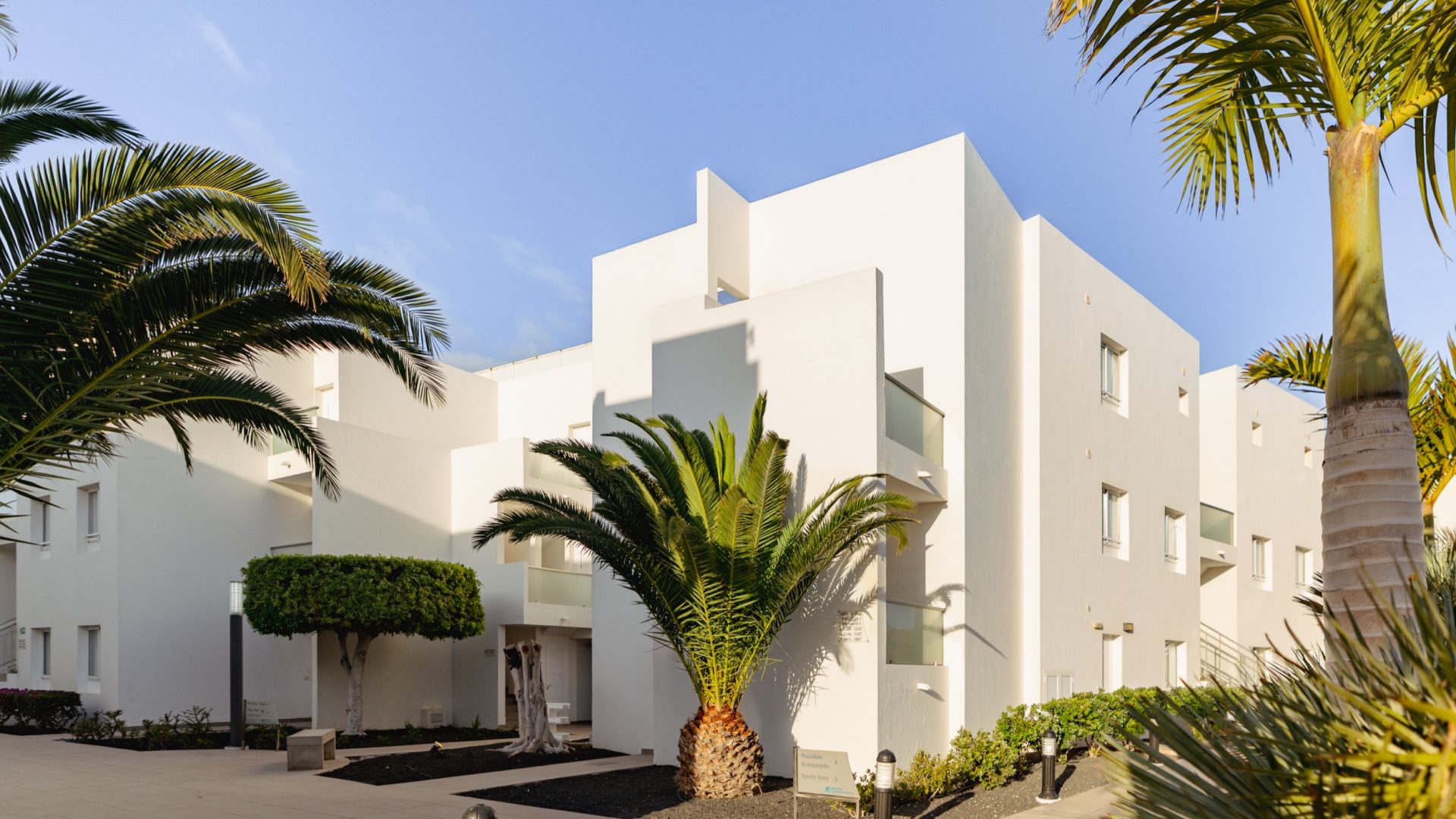Lanzarote-Puerto-del-Carmen-Sentido-Aequora-Suites-3029-outside-view-c10-0A4A1513