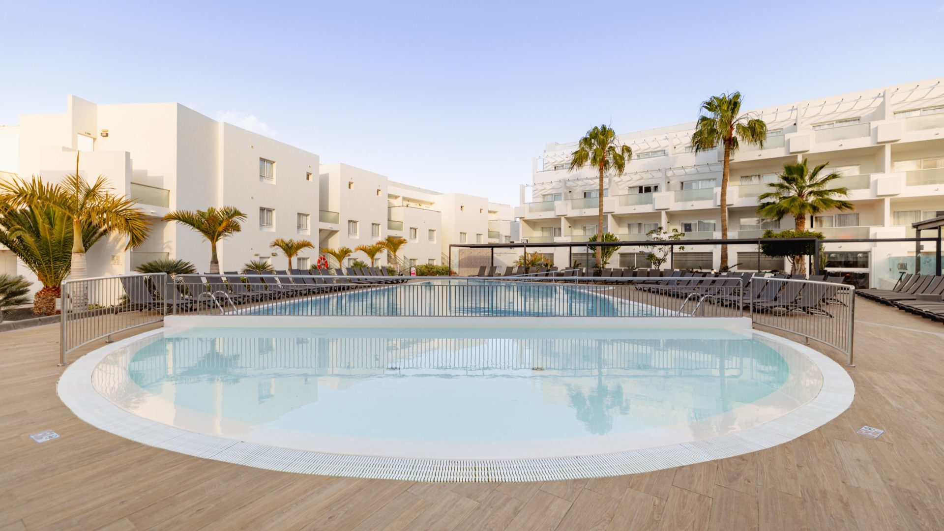 Lanzarote-Puerto-del-Carmen-Sentido-Aequora-Suites-3029-pool-coral-c10-0A4A1542