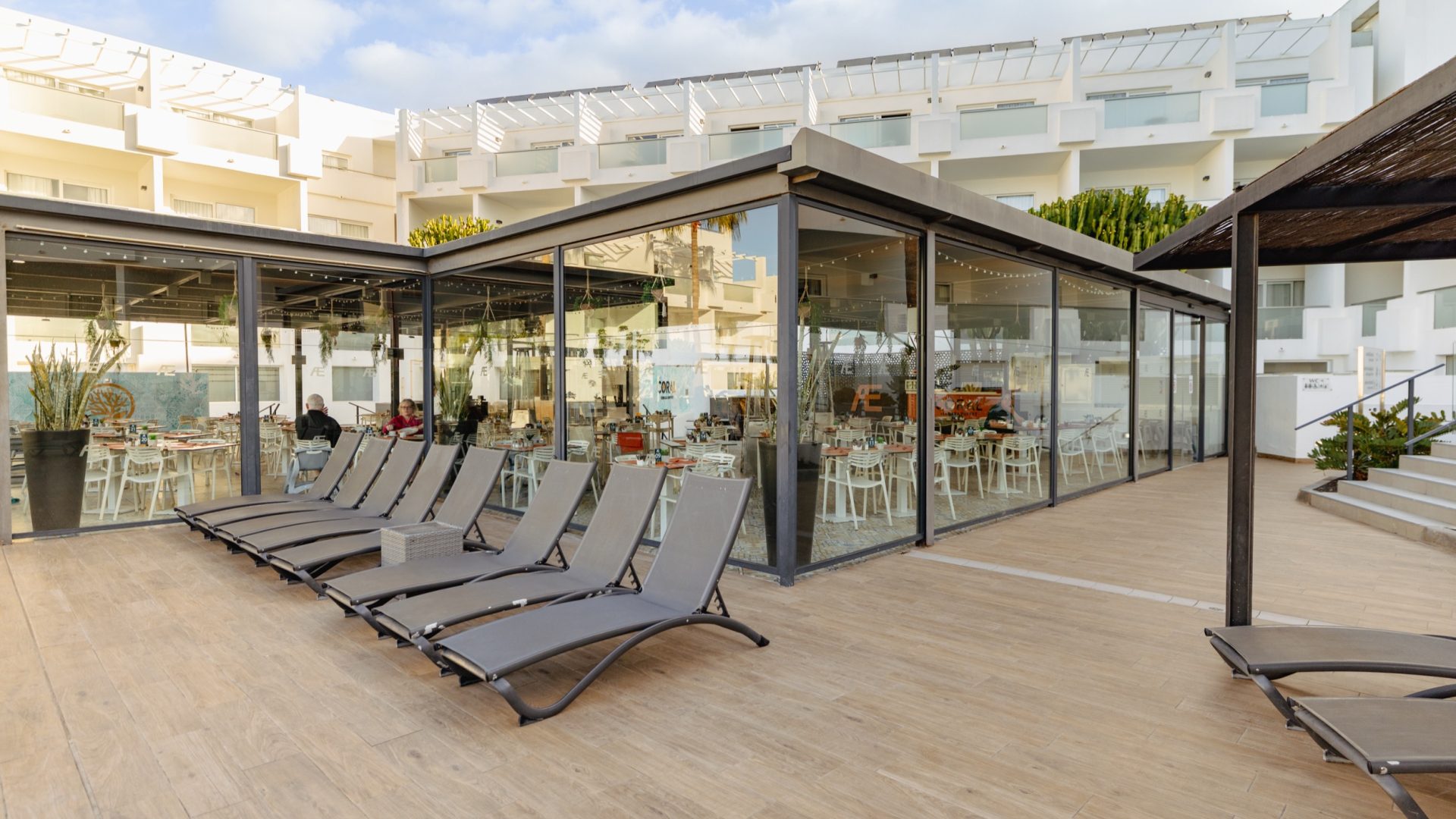 Lanzarote-Puerto-del-Carmen-Sentido-Aequora-Suites-3029-pool-coral-c10-0A4A1554