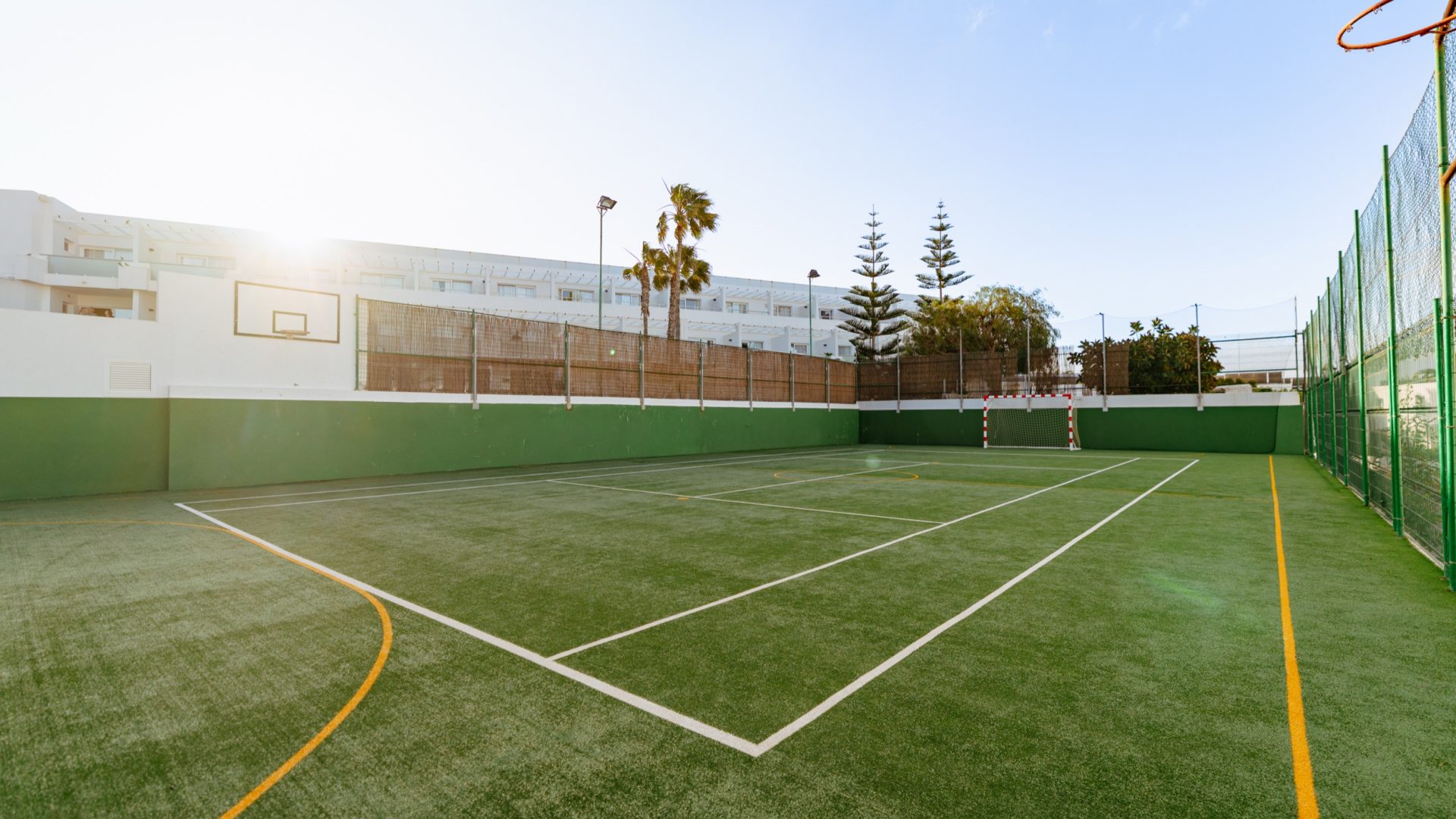 Lanzarote-Puerto-del-Carmen-Sentido-Aequora-Suites-3029-tennis-court-c10-0A4A2078