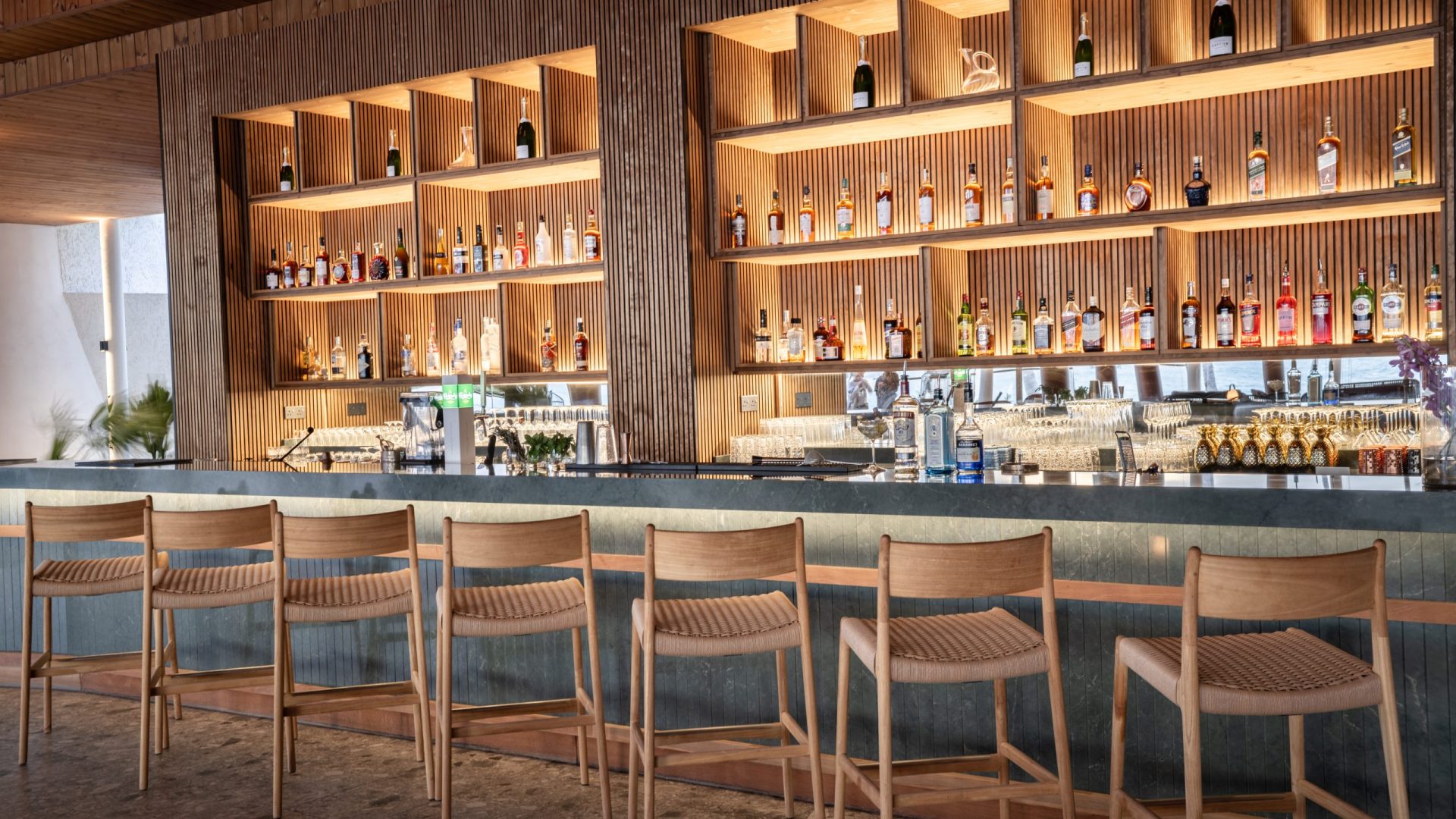 malediven-north-ari-atoll-ananea-madivaru-1422013-sting-bar-c10-MDV07573-HDR